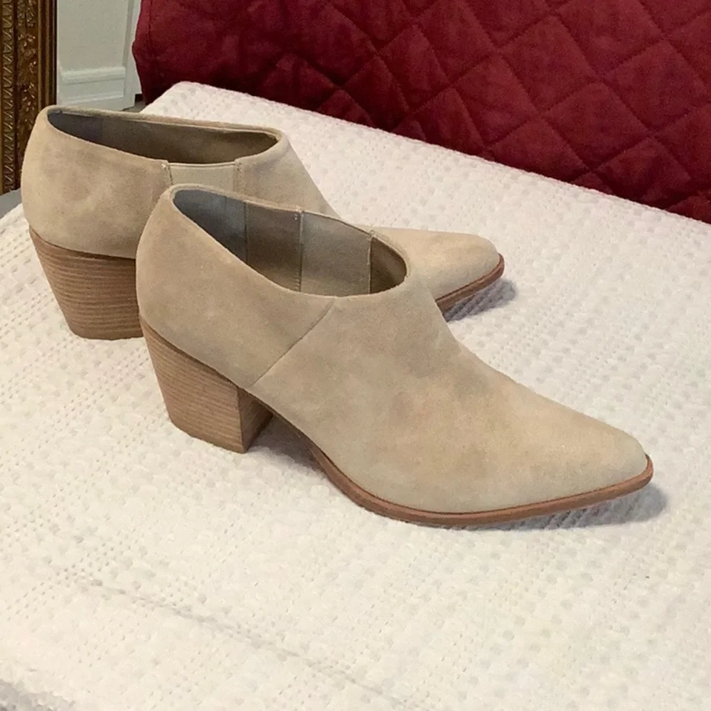 VINCE. Suede booties,size 8.5